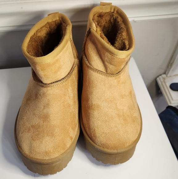 SOLD) NWOT🌟 Platform Boots - Picture 2 of 9